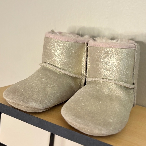 UGG Sparkly Gold Suede Kids Boots with Pink Bow & Lining - Picture 7 of 15